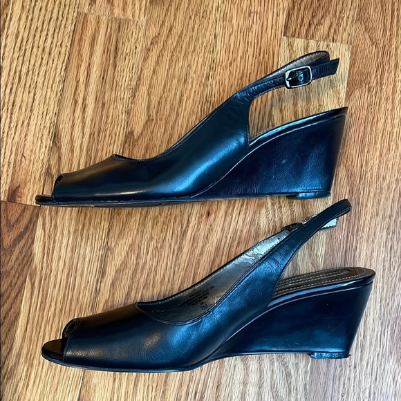 Bandolino Black Patent Peep-Toe Slingback Shoes Heels Size 7 Medium - Picture 3 of 4